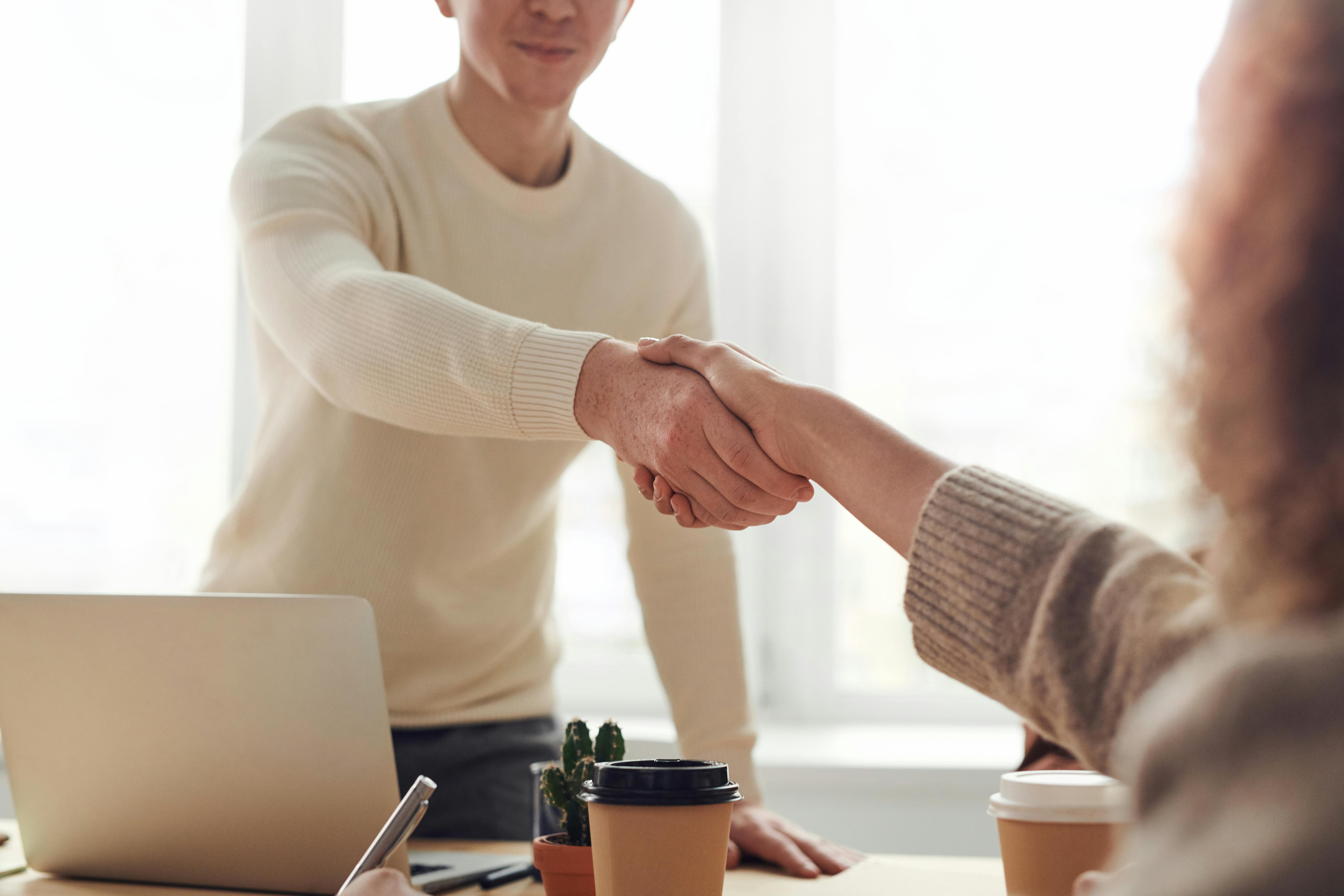 Profesionales colaborando en proyectos de automatización