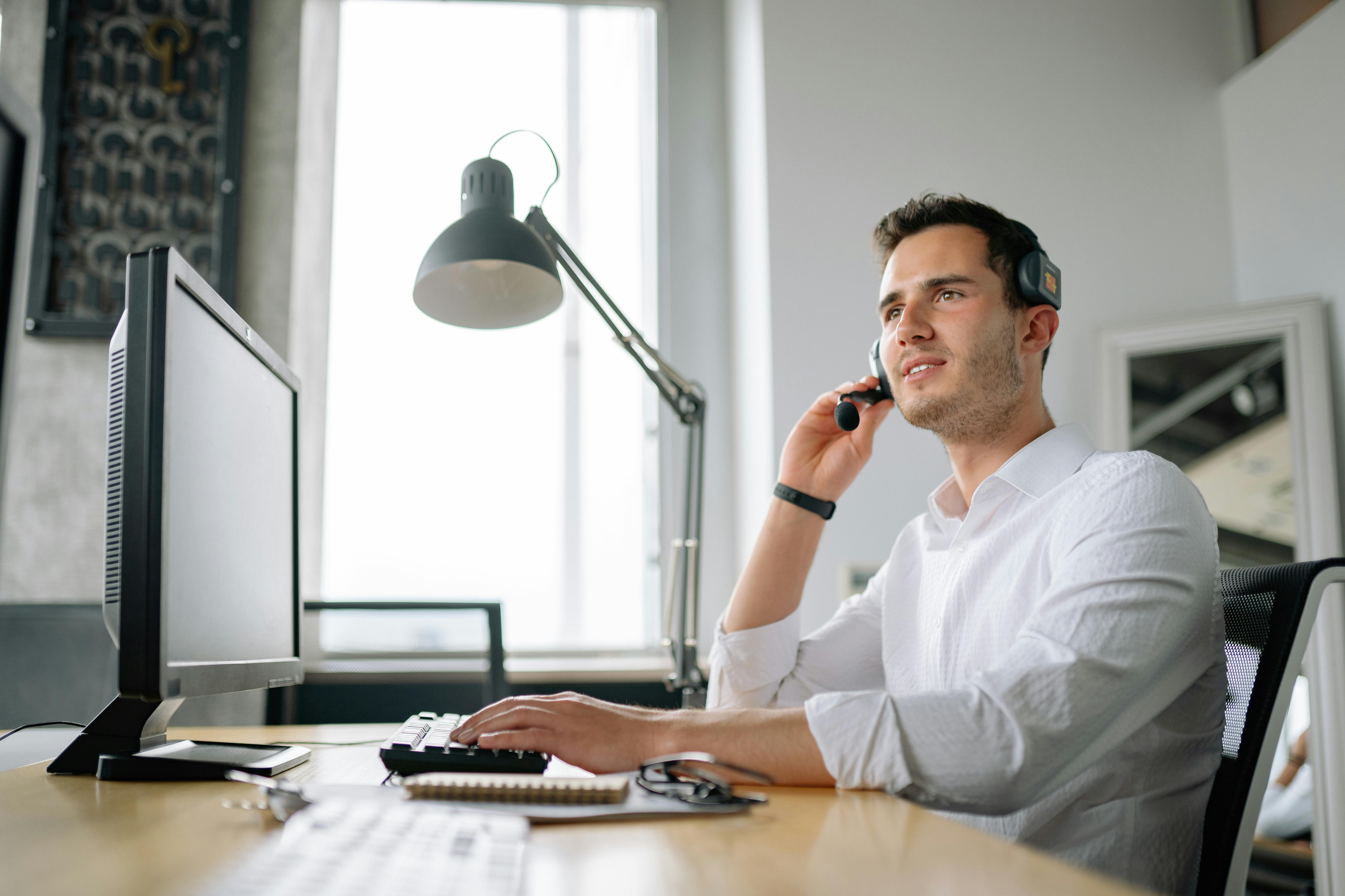 Profesional trabajando con tecnología y estrategia